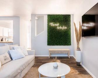 Boho Dream House - 5 minutes from the Airport! - San Antonio - Living room