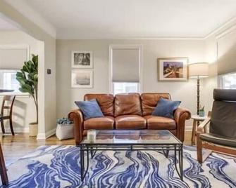 Walk to Falls / Close to Everything / Fenced Backyard - Minneapolis - Living room