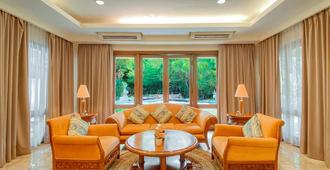 Lorin Solo Hotel - Surakarta City - Living room