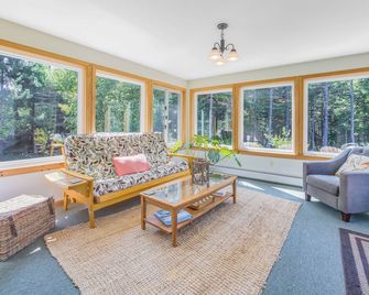 CLEAN, spacious, each BR has private full bathroom attached, high speed internet - Southwest Harbor - Salon