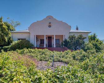Vineyard Manor at 13 Vines by HostAgents - Sir Lowry's Pass - Edificio