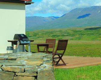 A wonderful small and cosy house with a private natural hot tub, fantastic views - Varmahlid - Patio