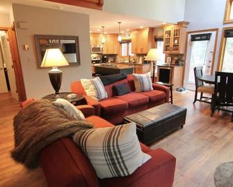 Deer Park 3bd/3bath sleeps 12, NEW AC! - 北伍德斯托克 - 客廳