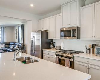 30 Mi to Downtown DC Charming Dale City Townhome! - Dale City - Kitchen