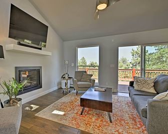 12 Mi to Red Rocks: Morrison Home w/ Deck - Morrison - Sala de estar