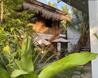 Latagaw Residential Homestay (Private Room Only) - General Luna - Budynek