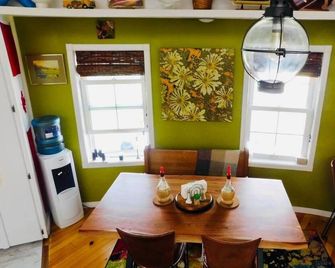 Kanien'kehá:ka Roundhouse - Unique Cordwood Home - A Nature Lovers' Retreat - Merrickville - Dining room