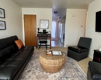 Cozy 2-Bedroom Condo Near World-Class Skiing - Holladay - Living room