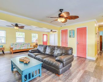 Panama City Home w/ Fire Pit - Walk to Beaches! - Panama City Beach - Sala de estar