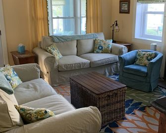 Enjoy the View From this Charming Lakefront House in Private Park - Huron - Obývací pokoj