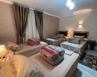 Luxurious 3br/3ba Apartment In Downtown Cairo: Wi-Fi, Ac, Parking, And City View - Madinat Coraya - Habitación