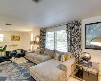 Osprey Vacation Rental w/ Kayaks: 4 Mi to Beach! - Osprey - Living room
