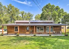 Family Home with Hot Tub - Walk to Johnson Lake! - Elwood - Building