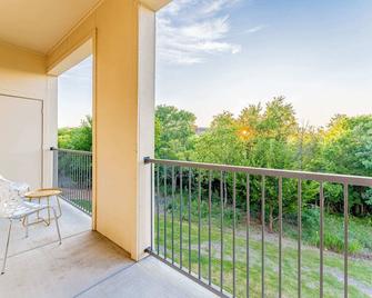 Spacious 2BR King Bed Suites Close to Downtown and Airport - Austin - Balcón