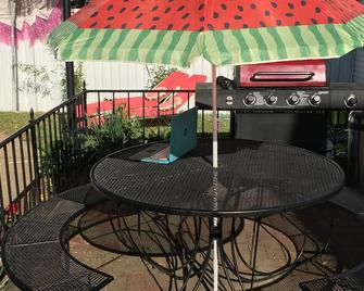 4br 2ba Modern Family Home With Private Heated Inground Pool open March-Nov 11 - St. Louis - Balcony