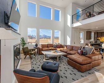 Ski&Tee Mountain Chalet: modern retreat w/ golf simulator, hot tub, & game room - Park City - Salon