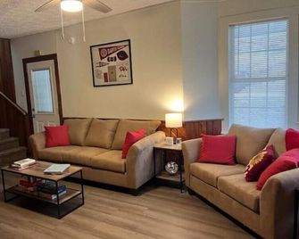 D&E Beauty! - Elkins - Sala de estar