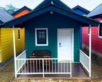 Kuma Kumi Village - Colorful Cabins in Maribaya, Lembang - Μπαντούνγκ - Σαλόνι