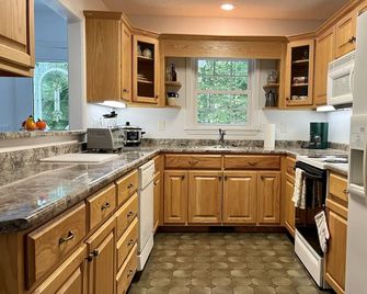 Mountain Lake Cottage- Cozy cottage with lake view - Columbus - Kitchen