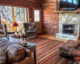 Two Story Luxury Lodge A Great Family Getaway - Leakey - Living room