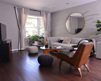 Birmingham In Town, Gorgeous Colonial Ontree Lined Street - Private Fenced Yard - Birmingham - Living room