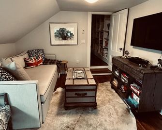 Middlebury, VT In town Recently renovated four bedroom Luxury Home,sleeps 8 - Middlebury - Living room