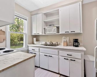 Charming 2-bedroom townhome 2 min from Downtown Royal Oak Will take long Stays! - Royal Oak - Kitchen