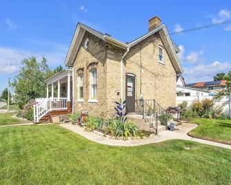 Cozy, historic Cream City brick, \'Workers Cottage\' 2 blocks from Lake Michigan. - Racine - Building