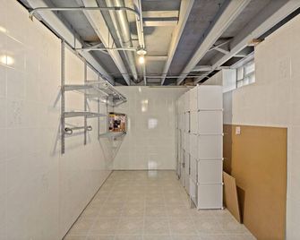 Munster Hideaway, near chicago. Luxurious Living fully Furnished to impress you! - Munster - Hallway