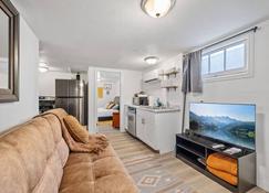 Hot Tub Haven+pet+laundry+ .4 To Usu Eastern - Price - Living room