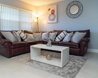Beautiful condo mins from beach, airport & casinos - Margate - Living room