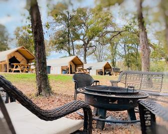 Son's Blue River Camp Glamping Cabin #10 Hidden Gem on the Beautiful San Marcos River! - Kingsbury - Patio