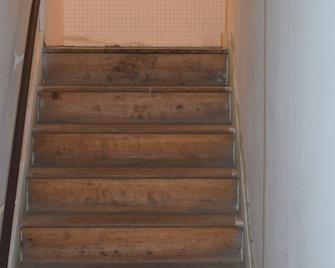 Downtown Escanaba Gem: Spacious Extended Stay Rental Above Commercial Space! - Escanaba - Escaleras