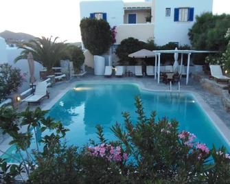Hotel Manos - Parikia - Pool