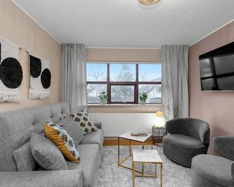 Inviting 2BR Haven in the Heart of the Suburbs - Reikiavik - Sala de estar