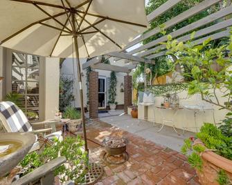 Chic Peaceful Retreat 16 Mi to Beaches & Wineries! - Santa Paula - Patio