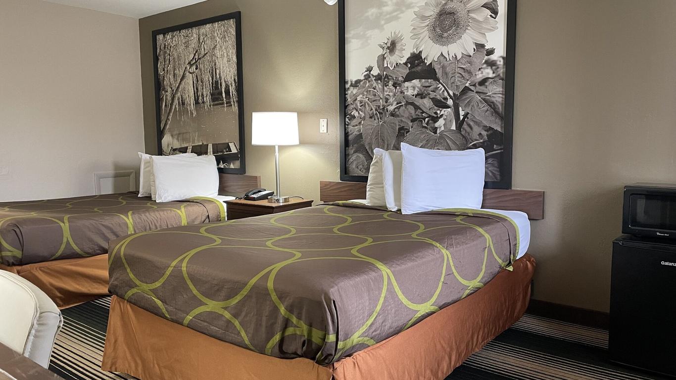 Deluxe Inn & Suites