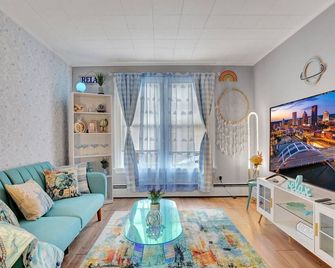 Float away into serenity in our beautiful home - Rochester - Living room