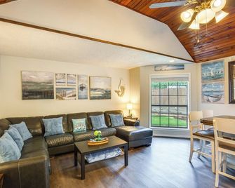 Families Welcome! Texas Home Near Lewisville Lake - Lake Dallas - Sala de estar