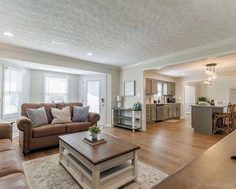 The Country Pleasure Farm – Where Rustic Charm Meets Relaxation - Shelbyville - Huiskamer