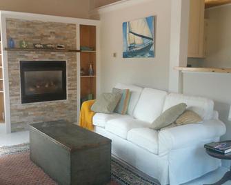 Beautiful Cottage Near Dowtown Newburyport and Plum Island Beach - Newburyport - Living room