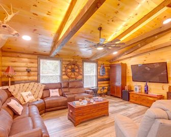 Pet-Friendly Chattanooga Cabin w/ Hot Tub & Kayaks - Chattanooga - Living room