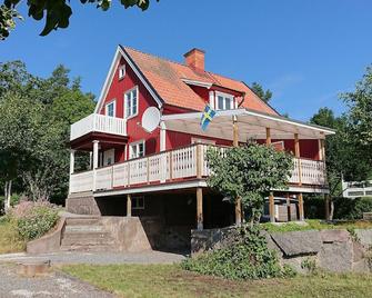 Holiday home in Småland with a rowing boat, kayak and large veranda, Tjust Skärgård - Totebo - Edificio