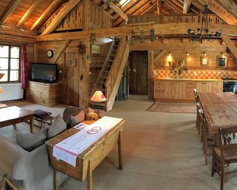 Charming old wooden cottage - Saint-François-Longchamp - Living room