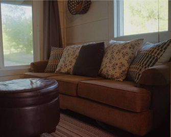 White Oak Creek Cabin - Harrison - Living room