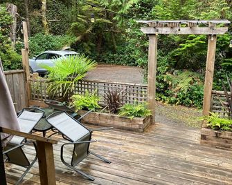 Sienna’s Tree House #1 - Tofino - Patio