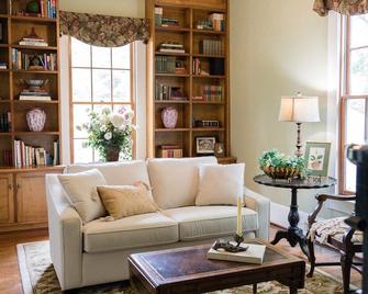 Beautiful Historical 1866 Estate - Grass Valley - Living room