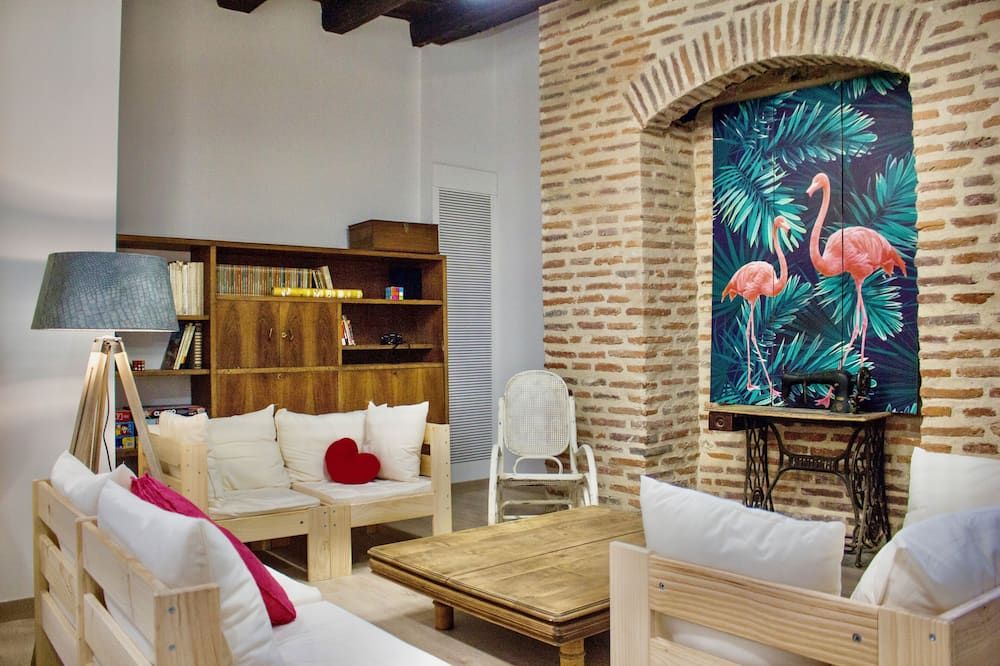 Quartier Leon Hostel Jabalquinto - לאון - סלון