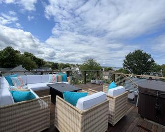 Ocean Views, Rooftop Deck, Hot Tub, New Back Deck! 3-Min Walk To Willard Beach - South Portland - Balcony