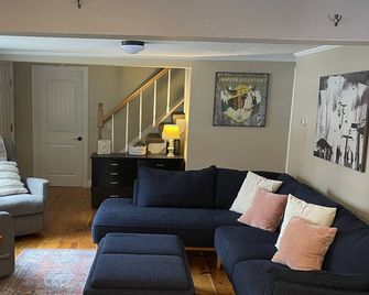 The Brook Cottage ~ Cozy & Dog Friendly! - Bethel - Obývací pokoj